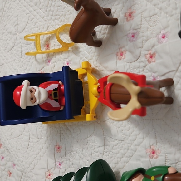 Playmobil 19pc Lot Christmas Winter Scene Figures Animals Sleigh Reindeer - Picture 4 of 5